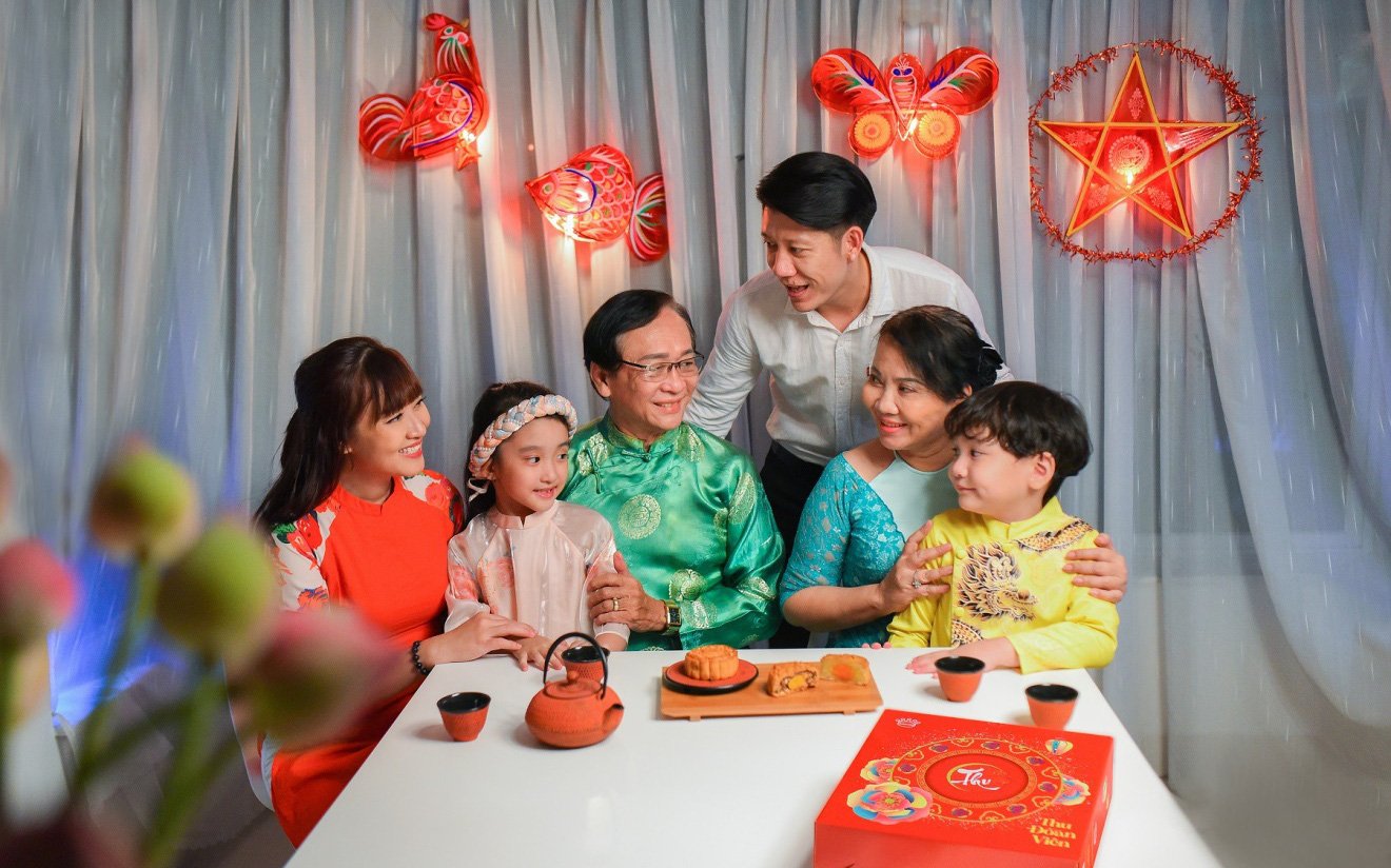 Gia đình đón Trung Thu